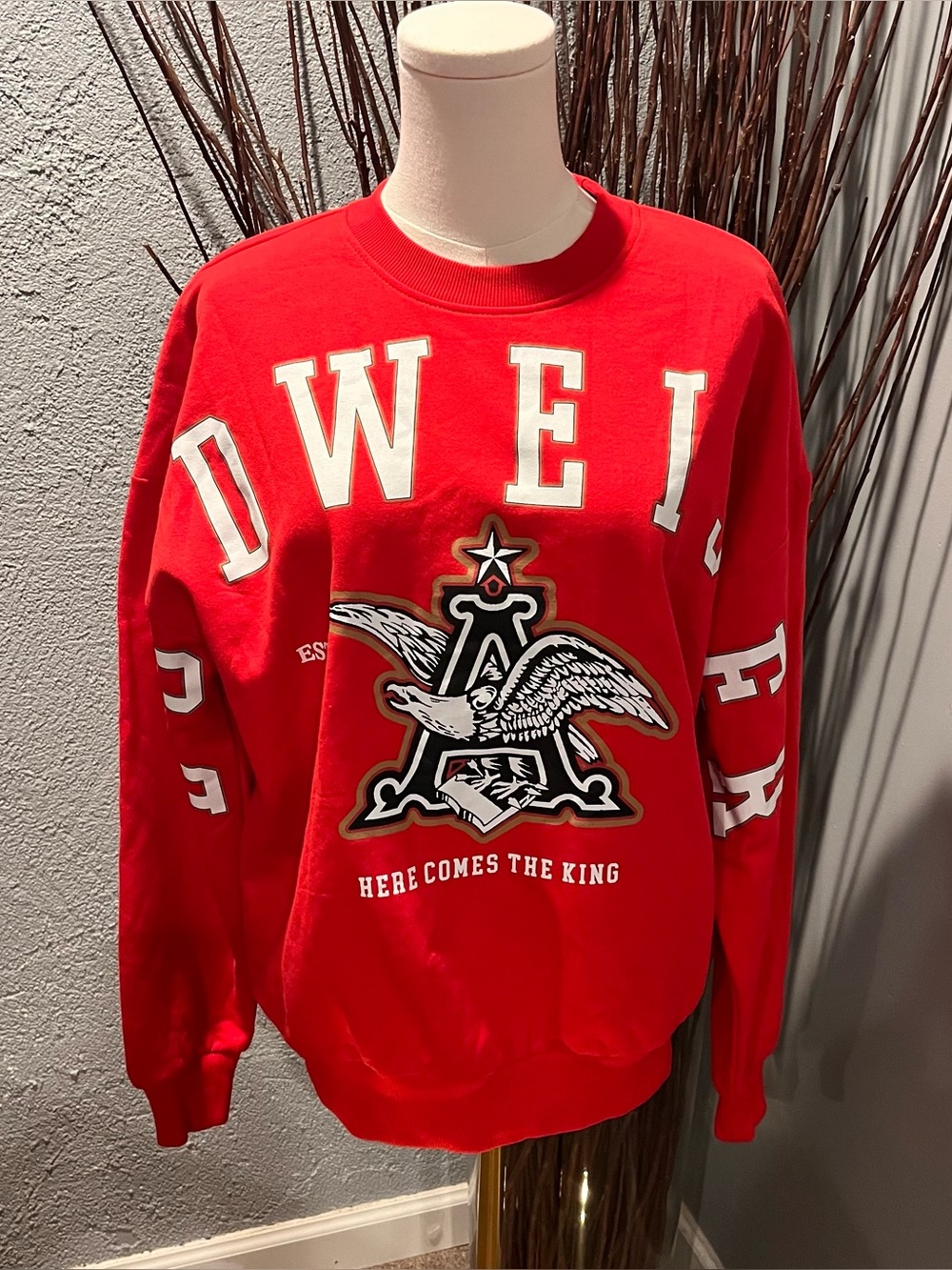 🔥NWT BUDWEISER “HERE COMES THE KING” RED SWEATSHIRT SIZE SMALL🔥